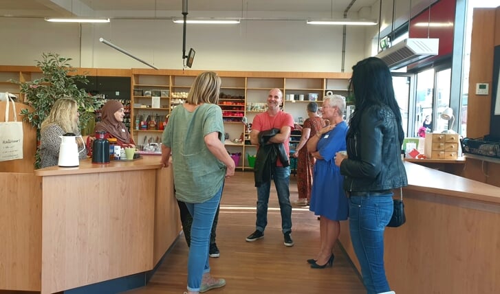 VVD-raadslid Jimmy van der Vliet kwam donderdag langs bij Delen & Meer in Buiten. (Foto: Almere DEZE WEEK)