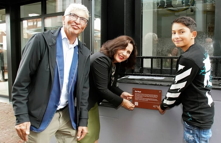 Gert van de Glind, eigenaar van het pand, plaatste samen met zijn zoon en wethouder Hilde van Garderen een informatiebordje over de historie van De Roef op de gevel. (Foto: Fred Rotgans)
