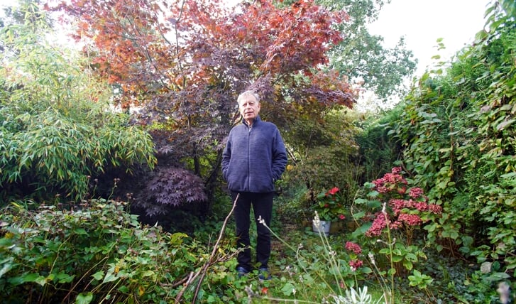 Klimaatburgemeester Chris Soebroto in zijn wilde bostuin. (Foto: Fred Rotgans)