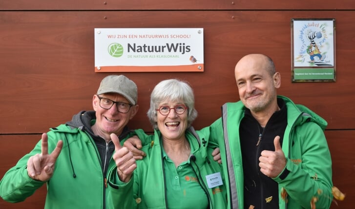 Vrijdag werd een NatuurWijs-plaquette op de muur van de school onthuld. (Foto: aangeleverd)