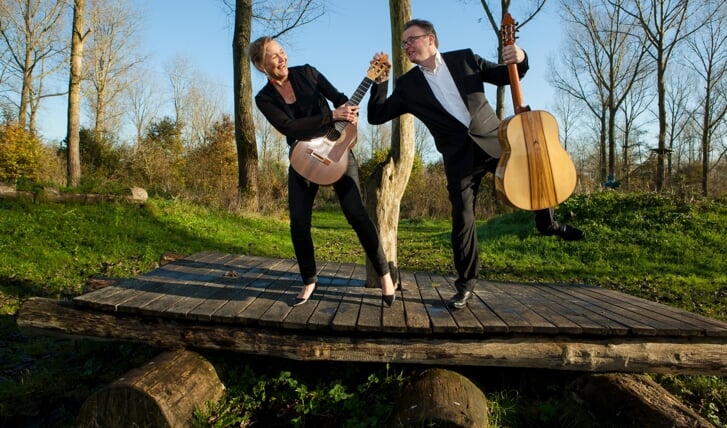Almeerders Marion Schaap en Peter Constant vormen al 30 jaar het Z.o.o. Guitar Duo. (Foto: Claudia Kamergorodski)