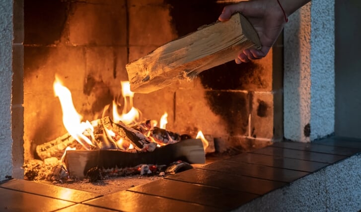 Gezellig de open haard aandoen? De weerstand neemt toe. (Foto: Adobe Stock)