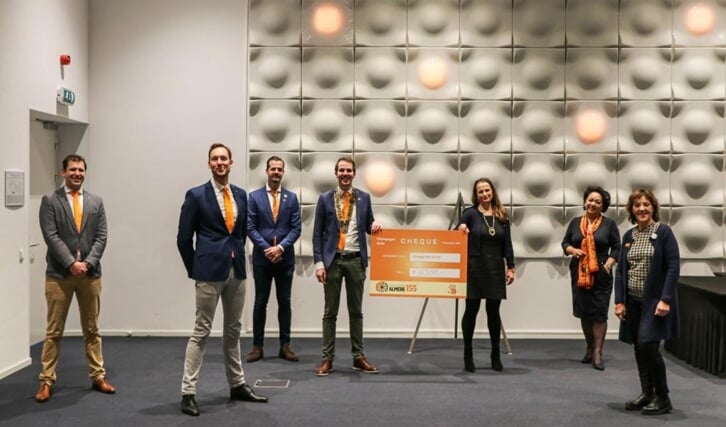 Op het Provinciehuis overhandigden de heren van De Tafelronde 155 de cheque aan de Soroptimisten. (Foto: Ingo/Mediamere)