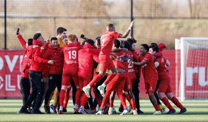 Feestvierende spelers van Almere City na de winst. (Foto: aangeleverd)