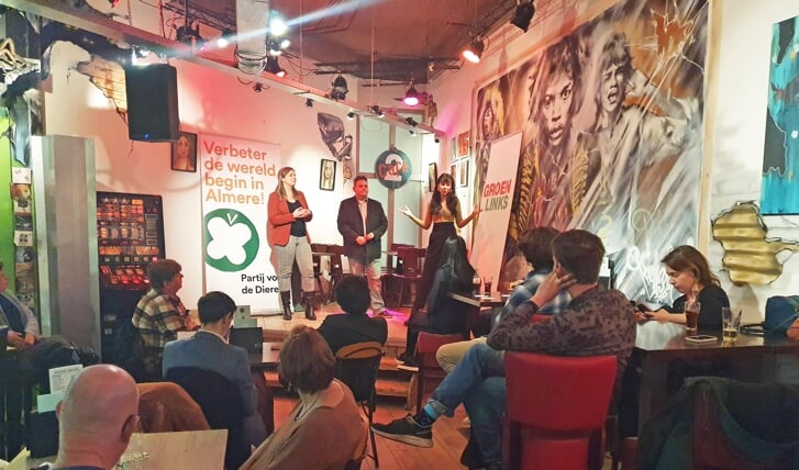 Het jongerendebat vond uiteindelijk plaats in Café op 2. (Foto: Almere DEZE WEEK)