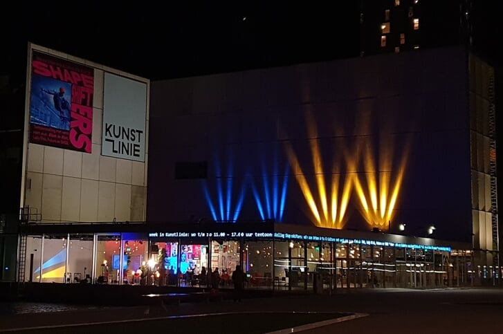 De kleuren van de Oekraïense vlag op Kunstlinie. (Foto: Almere DEZE WEEK)