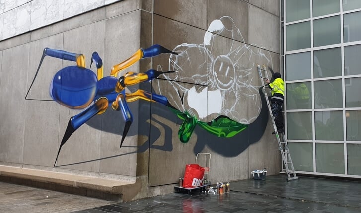 Straatkunstenaar Fanakapan aan het werk bij het stadhuis. (Foto: Almere DEZE WEEK)