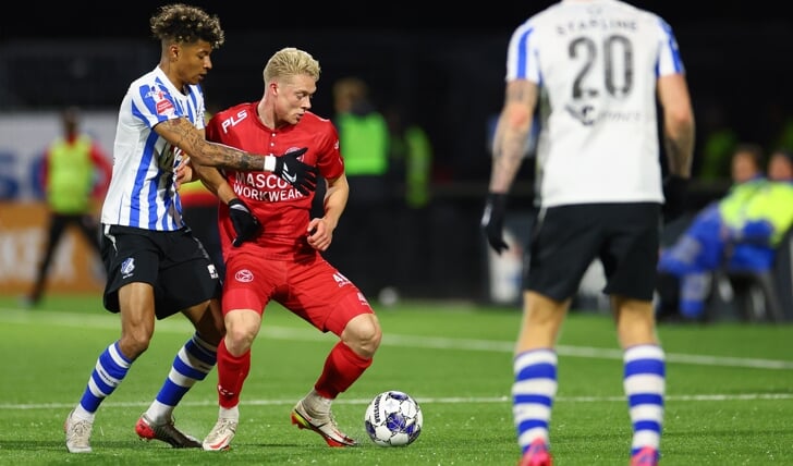 Thomas Poll in duel met Charles-Andreas Brym van Eindhoven (Foto: Ron Baltus)