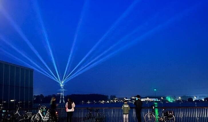 De lichtshow Flower Power is tot in de wijde omtrek te zien. (Foto: aangeleverd)