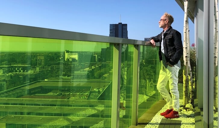 Ton Sampiemon geniet elke dag van het uitzicht over de stad. (Foto: Hugo Castañeda)