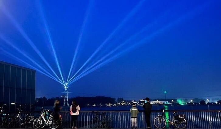 De lichtshow Power Flower is tot in de wijde omtrek te zien. (Foto: aangeleverd)