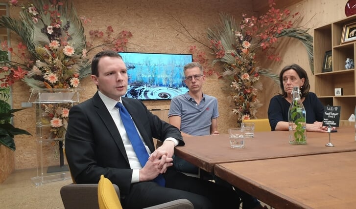 Bedrukte gezichten tijdens de persconferentie. Wethouder Julius Lindenbergh gaf daar een toelichting op de financiële afhandeling. (Foto: Almere DEZE WEEK)