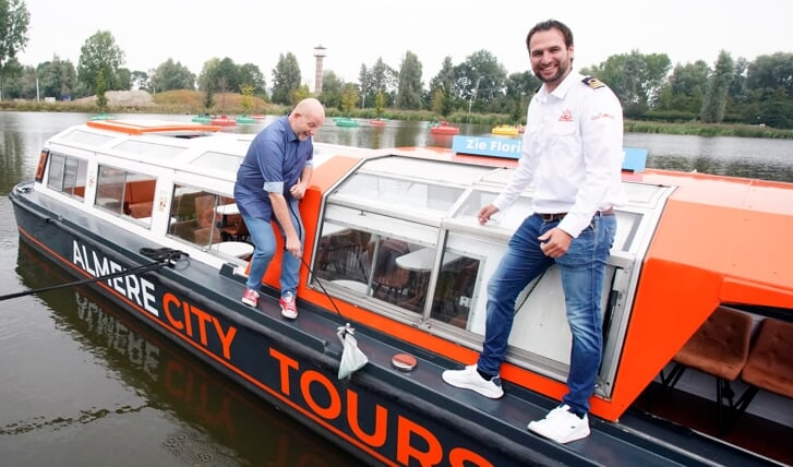 Toen wethouder Jan Hoek een van de boten doopte leek het voor Kevin van Drumpt nog een mooie opdracht. "De gemeente heeft er ook alles aan gedaan om van de verbinding een succes te maken." (Archieffoto: Fred Rotgans)