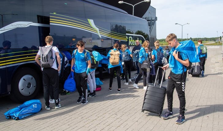 De sporters arriveren voor de Youth Games. (Foto: Badmintonenzo.net)