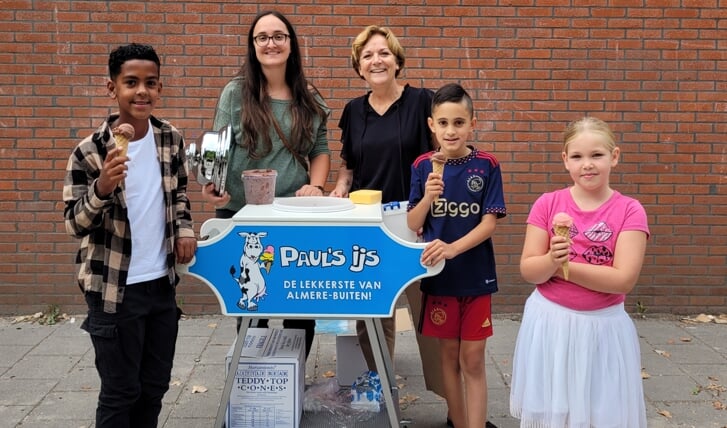 Basisschool De Ichtus en BSO Bubbels trakteerden de kinderen bij de start van het nieuwe schooljaar op een lekker ijsje. (Foto: aangeleverd)