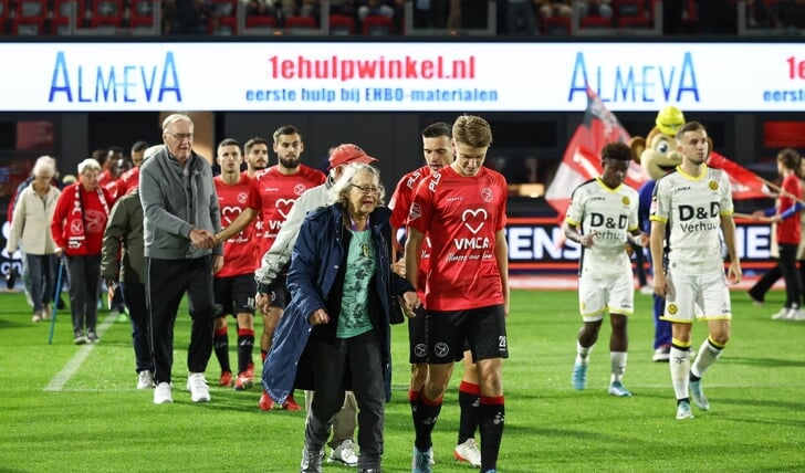 In het kader van de 'Week tegen Eenzaamheid' liepen de spelers met senioren het veld op. (Foto: Ron Baltus)