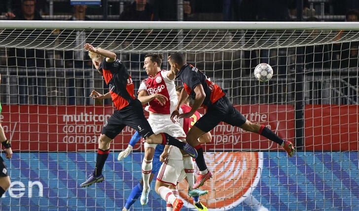 Jeremy Hilterman scoort de 2-2. Ajacied Youri Regeer kan dit niet voorkomen. (Foto: Ron Baltus)