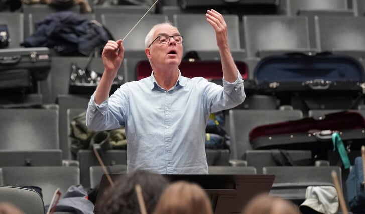 Dirigent Hans Welle in actie tijdens de repetities in Kunstlinie. (Foto: Fred Rotgans)