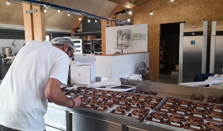 In de Zorgbakkerij wordt hard gewerkt aan chocoladeletters en andere Sinterklaas-lekkernijen. (Foto: almere DEZE WEEK)