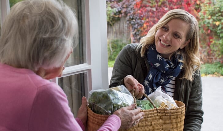 Boodschappen doen voor een ander. Met een voorzorgcirkel helpen mensen elkaar. (Foto: Adobe Stock/Daisy Daisy)