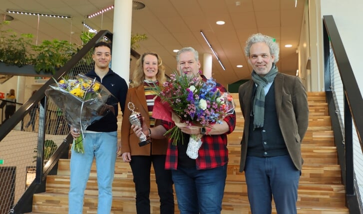 Conciërge Frank Markus ontving bloemen en een bokaal. (Foto: Studio Rotgans/Rinus Lettinck)