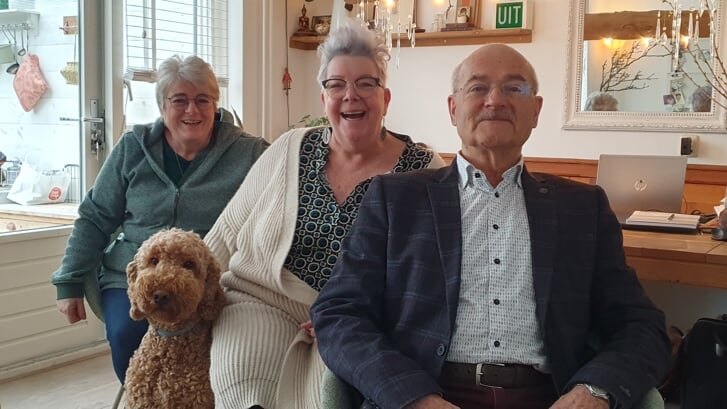 Rianne Burgers (Deelmee), Ellen Zomer (Deelmee) en Henk Geene. (Foto: Almere DEZE WEEK)