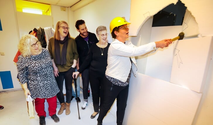 Onder toeziend oog van de initiatiefnemers gaf wethouder Roelie Bosch met een sloophamer het startsein voor de verdere verbouwing van de buurtkamer. (Foto: Fred Rotgans)