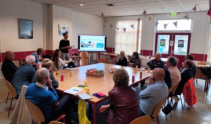 Bedrijven, netbeheerder, gemeente Almere en andere stakeholders werken samen om het energiesysteem op de Vaart toekomstbestendig te maken. (Foto: aangeleverd)