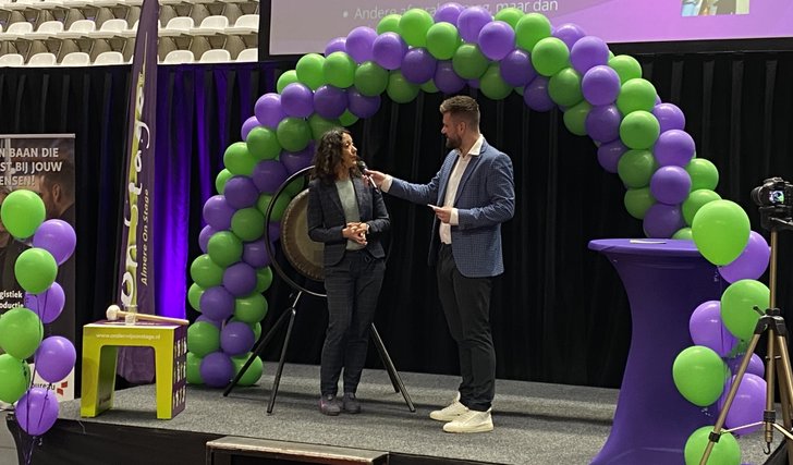 Wethouder Maaike Veeningen en presentator Stefano Hennevelt tijdens de opening van het beroepenfeest (Foto: Almere Zaken)