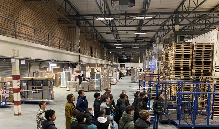 Rondleiding tijdens de Doe Dag bij Flexcraft Aldiver, STL, Holwerda en Kemp Rijopleidingen (Foto: Almere Zaken)