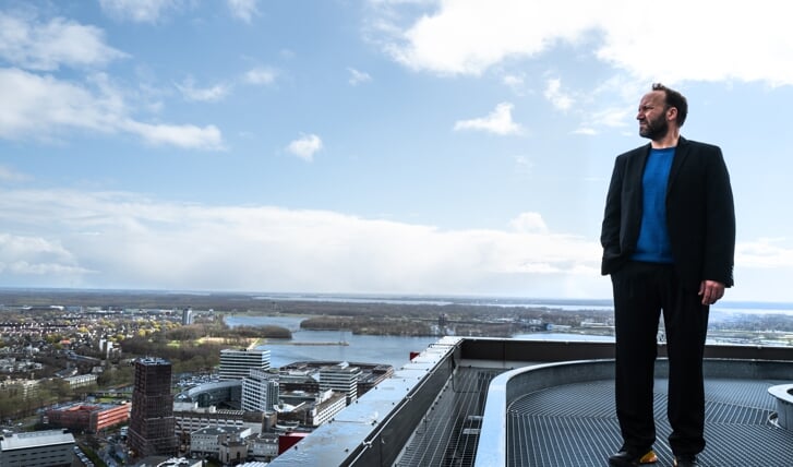 Scène met acteur Ali-Ben Horsting op het dak van WTC Almere. (Foto: Mona Alikhah)