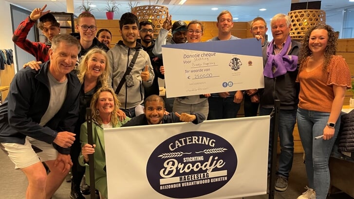 De cheque werd woendag overhandigd aan Broodje Hagelslag. (Foto: Almere ZAKEN)