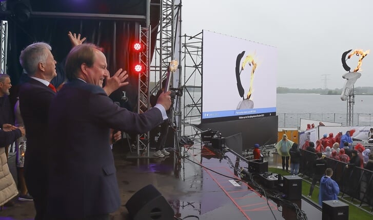 Commissaris van de Koning Leen Verbeek en burgmeester Hein van der Loo ontstaken het Bevrijdingsvuur. (Foto: Fred Rotgans)