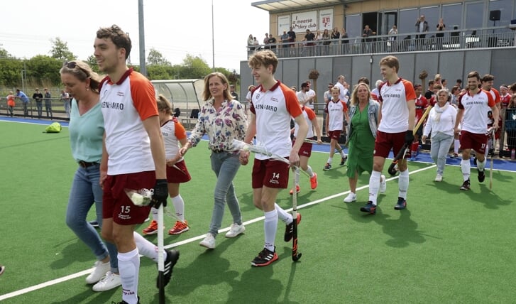 De heren kwamen met moeders het veld op. (Foto: Fred Rotgans)