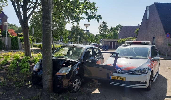 De jongen verloor de macht over het stuur en knalde tegen een boom. (Foto: HV Almere)