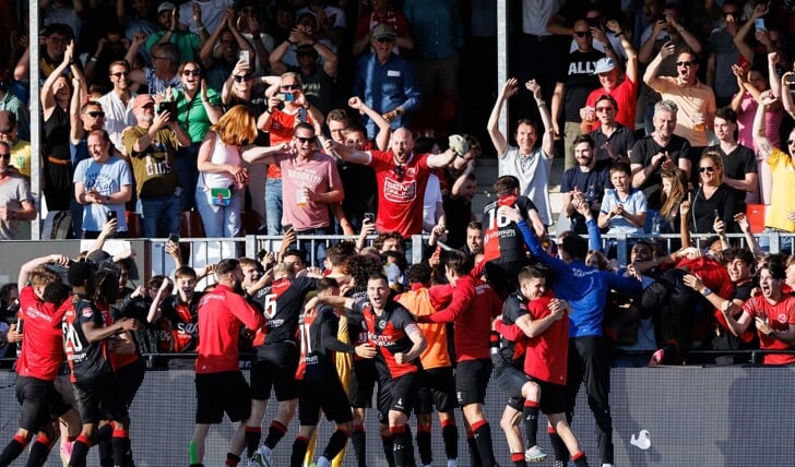 Feest voor Almere City FC. (Foto: Ron Baltus)