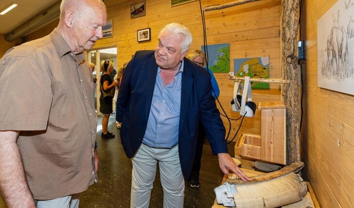 Frans Roescher (links) en wethouder Kees Ahles tijdens de opening van de tentoonstelling. (Foto: Maarten Feenstra, gemeente Almere)