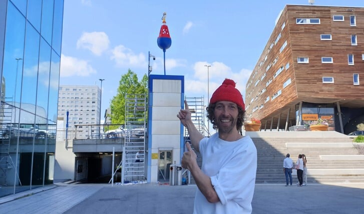 Steet Art Frankey bij het kunstwerk dat hij maakte op de lift aan de Esplanade. (Foto: Almere DEZE WEEK)