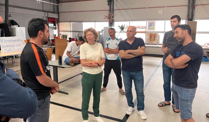 Wethouder De Jonge in gesprek met de hongerstakers. (Foto: aangeleverd)