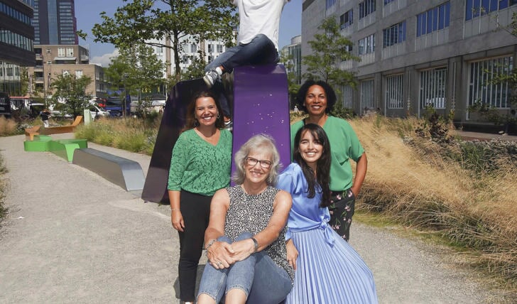 Team UPALMERE!, v.l.n.r. Debby Kruit, Trudy Middelbos, Dina El Filali, Constance Buyne. Boven: Jean-Paul Mau Asam. 