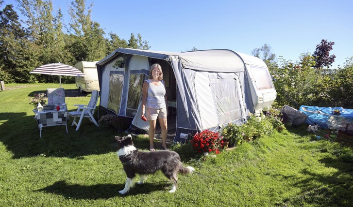 Anneke Mäkel ‘woont’ zeven maanden per jaar op camping Waterhout. (Foto: Fred Rotgans)