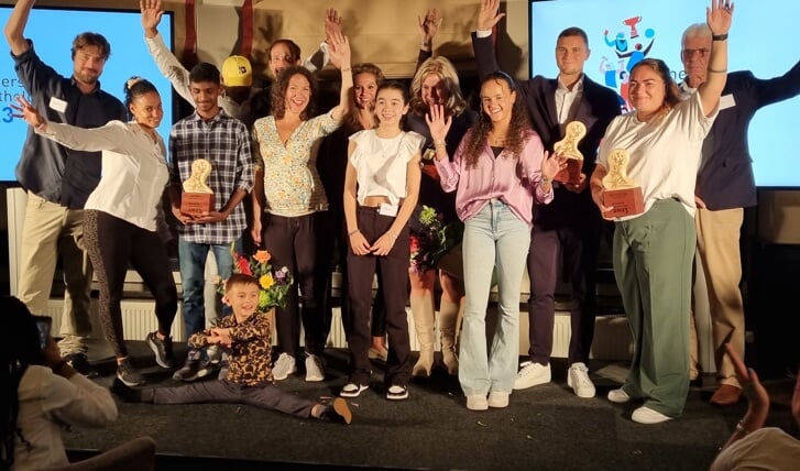 De winnaars, alle andere genomineerden en sportwethouder Maaike Veeningen bij de huldiging van de Almeerse Sporthelden. (Foto: aangeleverd)