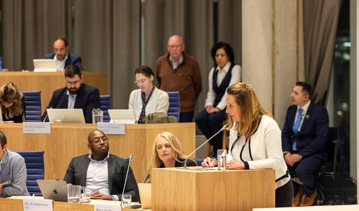 Maribel Gonzalez-Zwart sprak de raadsleden toe. (Foto: aangeleverd)