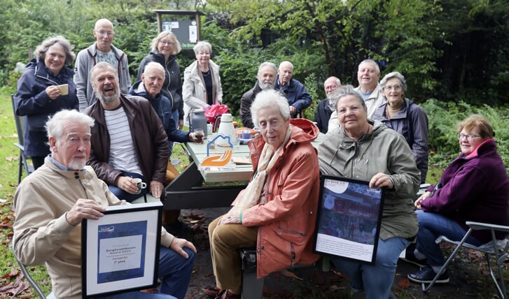 Tijdens de koffieochtend op de 'Brink 2.0' in Muziekwijk werd de winst van de prijs nog even met elkaar gevierd. (Foto: Fred Rotgans)