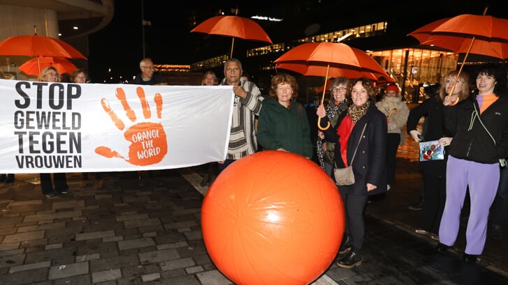 Zaterdagavond was de aftrap voor de campagne Orange the World in Almere. (Foto: Fred Rotgans)