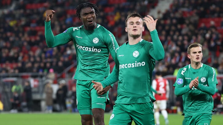LoIc Mbe Soh viert zijn gelijkmaker tegen AZ. Het mocht niet baten. (Foto: Ron Baltus