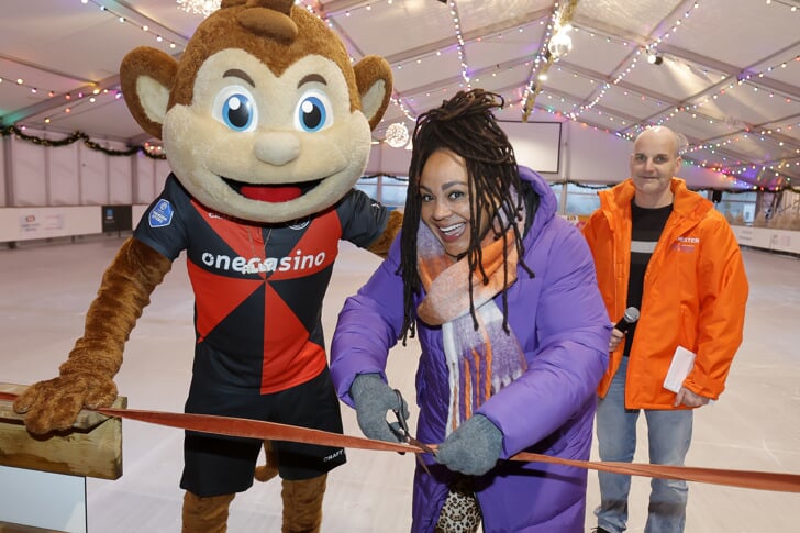 Ally de Aap en Sharon de Miranda openden de schaatsbaan in bijzijn van centrummanager Jimmy van der Vliet. (Foto: Fred Rotgans)