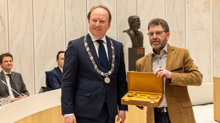 Burgemeester Van der Loo kreeg een nieuwe voorzittershamer van Willem Boutkan, voorzitter van het presidium (Foto: Maarten Feenstra)
