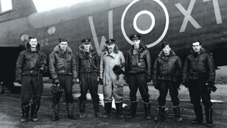Oorlogsvliegtuig Short Stirling en bemanning.  De restanten van dit vliegtuig zijn later in Almere teruggevonden. (Foto: Aircrewremembered.com/Steve Smith)