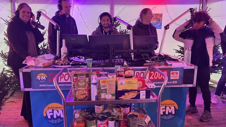 Annemieke van Ingen (links) organiseerde met haar Leerbedrijf Horeca de jaarlijkse ‘VLA-lunches’ en vroeg om houdbare producten als fooi. Die werden overhandigd in de studio van Echnaton FM tijdens ‘De Pot 2000’. (Foto: aangeleverd)